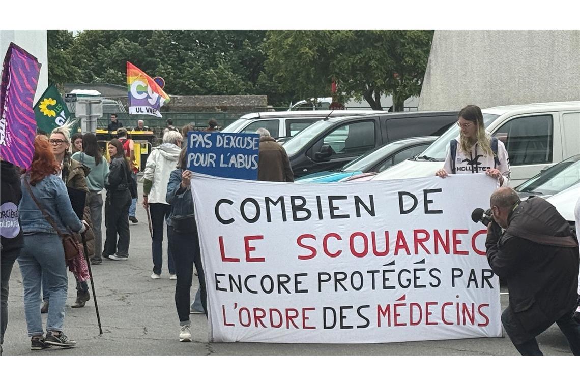 299-facher Missbrauch: 20 Jahre Haft für Arzt in Frankreich Opfervertreter demonstrierten vor dem Gericht und forderten mehr Schutz von Kindern vor Sexualstraftaten.
