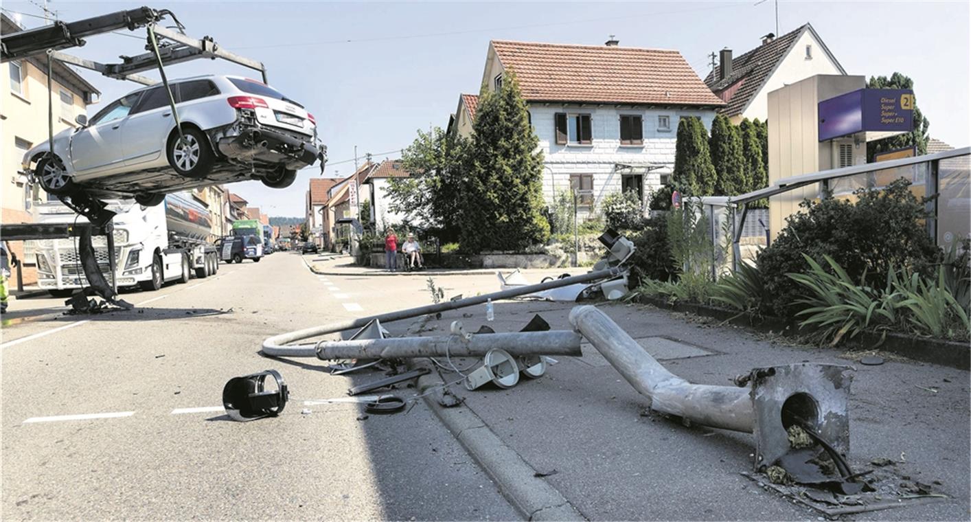 Unfall in Oppenweiler sorgt für Verkehrsbehinderungen OPPENWEILER (pol). Gestern Mittag hat die Polizei die Hauptstraße in Oppenweiler kurzzeitig wegen eines Unfalls sperren müssen. Ein 52-jähriger Audi-Fahrer war gegen 11 Uhr auf der B14 in Richtung Sulzbach an der Murr unterwegs. Aus unbekannten Gründen kam er laut Polizeiangaben in einer leichten Linkskurve nach links ab und streifte eine Schutzplanke. Anschließend geriet sein Fahrzeug nach rechts und prallte gegen eine Ampel. Diese wurde komplett zerstört. Der Autofahrer wurde dabei leicht verletzt. Die Schadenssumme beläuft sich auf geschätzte 25000 Euro. Nach etwa 20 Minuten hob die Polizei die Sperrung wieder auf. Foto: J. Fiedler