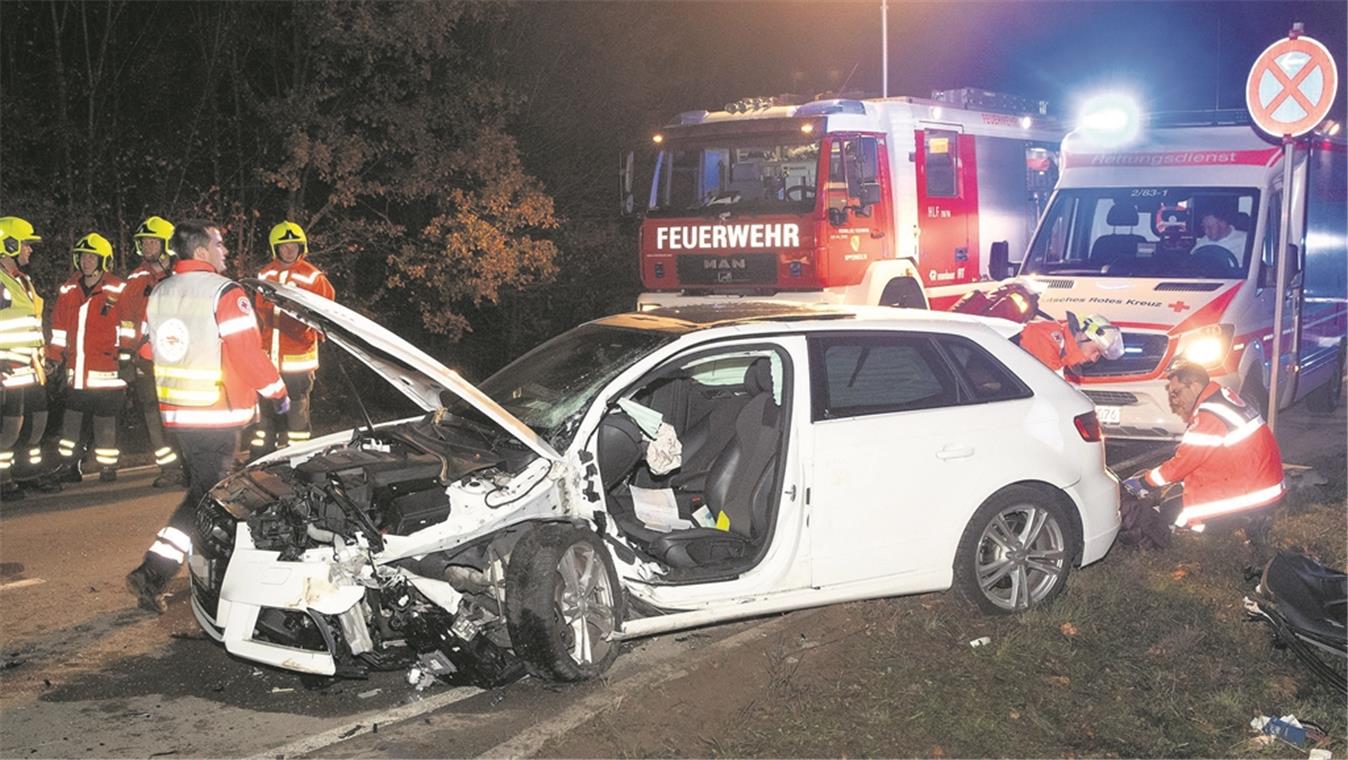 OPPENWEILER/BACKNANG (jf). Eine schwer verletzte Audi-Fahrerin und Totalschaden an zwei Fahrzeugen in Höhe von 24000 Euro – so lautet die Bilanz eines Unfalls, der sich gestern gegen 17.45 Uhr auf der Kreisstraße zwischen Oppenweiler-Zell und Backnang-Steinbach ereignet hat. Eine 18-jährige Mercedes-Fahrerin war aus noch ungeklärter Ursache nach rechts auf den unbefestigten Randstreifen gekommen. Beim Gegenlenken kam sie auf die Gegenfahrbahn und kollidierte frontal mit einem entgegenkommenden Audi. Dessen 61-jährige Fahrerin wurde im Fahrzeug eingeklemmt und musste von den Feuerwehren aus Oppenweiler und Backnang mittels hydraulischem Rettungsgerät befreit werden. Sie erlitt schwere Verletzungen und musste durch den Rettungsdienst in ein Krankenhaus gebracht werden. Vor Ort im Einsatz waren drei Polizeistreifen, der Rettungsdienst mit zwei Rettungswagen, drei Notärzten sowie Einsatzkräfte und -fahrzeuge des DRK-Ortsvereins Oppenweiler. Foto: J. Fiedler