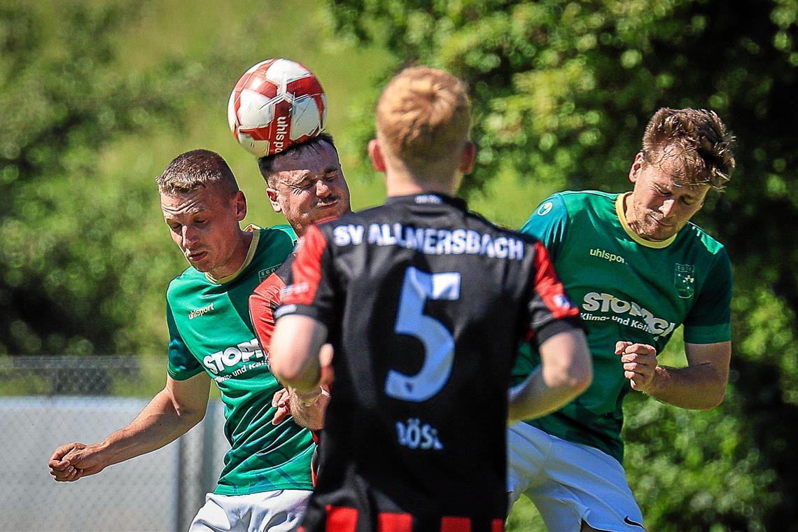 Oppenweilers Fußballer um Luca Krämer (links) sowie Lukas Rosenke und Allmersbachs Elf um Yannick Sigle (Mitte) lieferten sich ein enges Duell. Der SGOS gelang trotz Unterzahl in letzter Minute noch der Ausgleich. Der kostete den SVA die Tabellenspitze. Foto: Alexander Becher