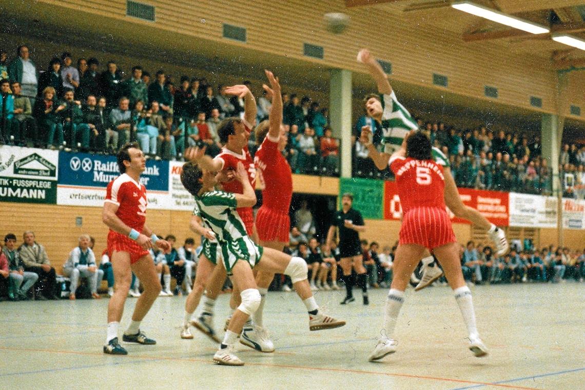Oppenweilers Gemeindehalle war schon mehrfach Schauplatz von DHB-Pokalspielen. Auch in der Saison 1986/1987, als Zweitligist VfL Heppenheim (rote Trikots) für Wolfgang Schwenger (beim Wurf) und Co. ein zu hohes Hindernis war. Das 17:18 in Runde zwei bedeutete für den TVO das Aus. Foto: TVO-Archiv