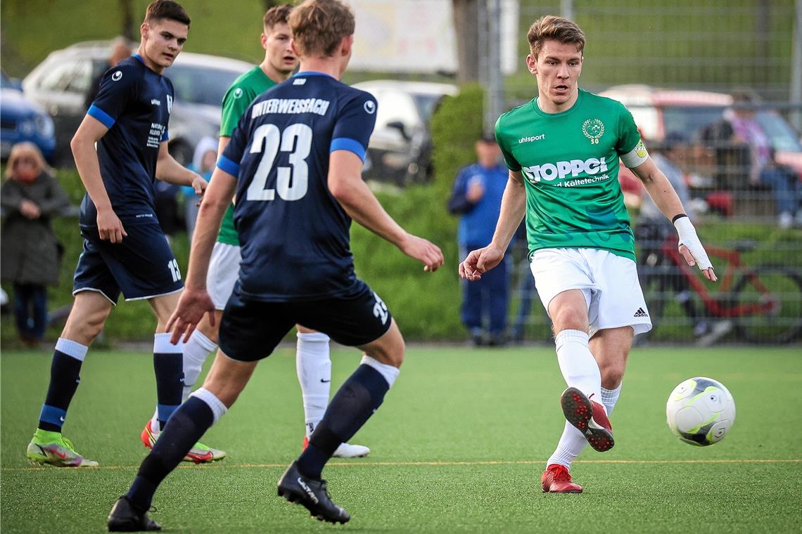 Oppenweilers Kapitän Marcel Friz (rechts) tippt auf einen Auswärtssieg. Foto: Alexander Becher