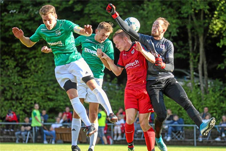 Oppenweilers Marcel Friz und Patrik Koch sowie Allmersbachs Simon Ferber und Dario Nieswandt (von links) haben sich vor zwei Jahren ein packendes Spiel im Viertelfinale des Bezirkspokals geliefert. Foto: Alexander Becher