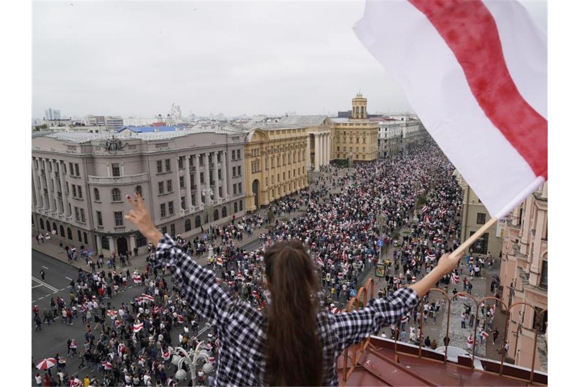 Oppositionelle Plattformen im Internet schätzten die Zahl der Protestierenden in Minsk auf 200.000 Menschen. Foto: Evgeniy Maloletka/AP/dpa