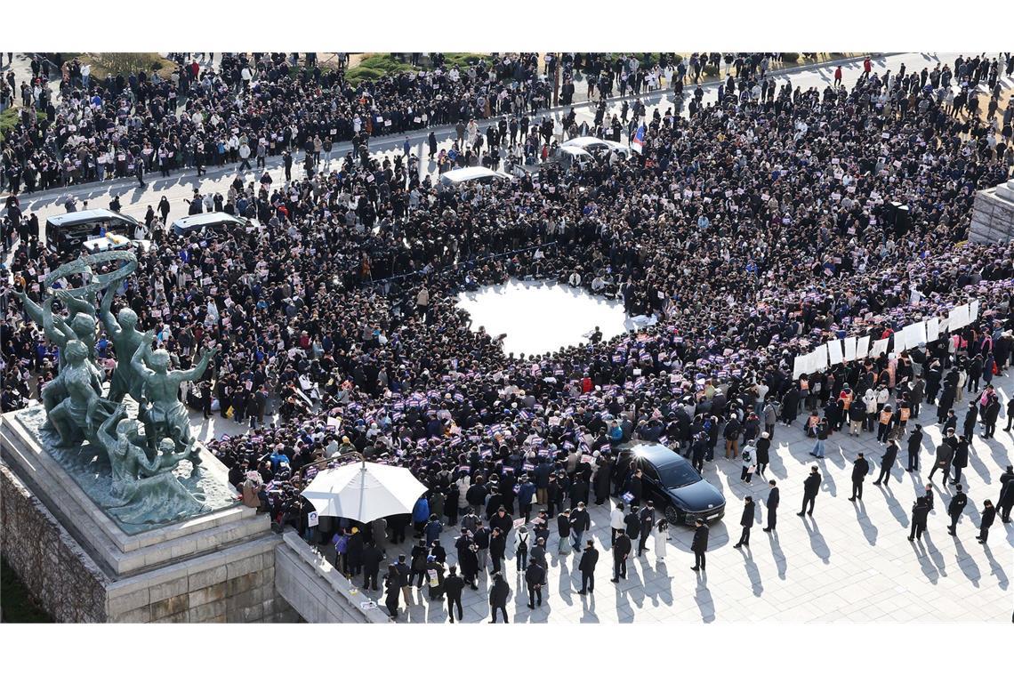 Südkoreas Opposition stellt Antrag auf Amtsenthebung von Präsident Yoon Oppositionsabgeordnete und Mitglieder einer Bürgerorganisation halten vor der Nationalversammlung in Seoul eine Kundgebung ab. Sie forderten den Rücktritt von Präsident Yoon.