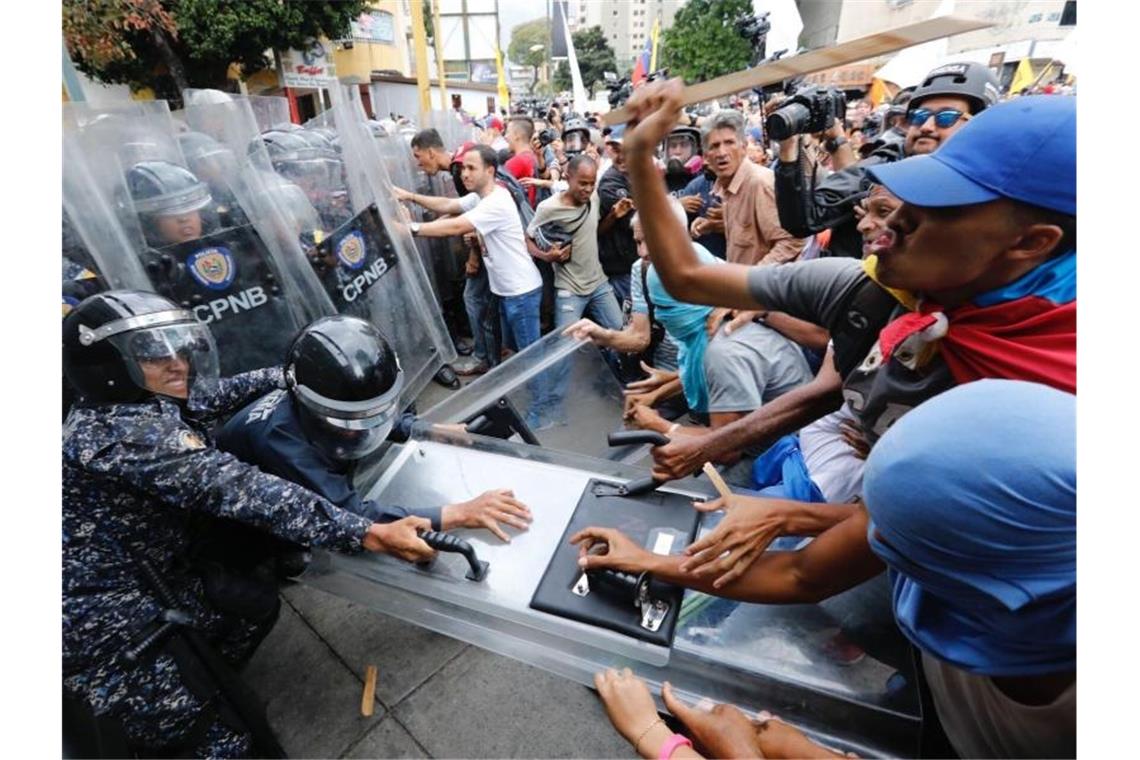 Oppositionsführer Juan Guaidó hat zu den Protesten und zur Forderung freier Präsidentschaftswahlen aufgerufen. Foto: Ariana Cubillos/AP/dpa