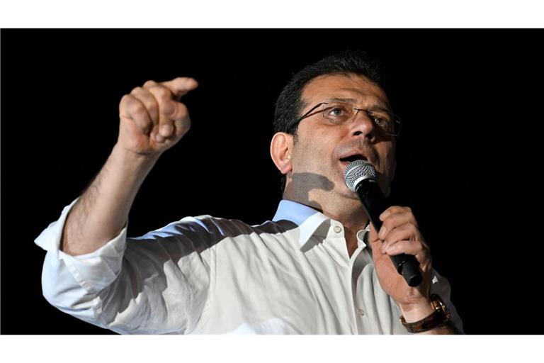 Oppositionspolitiker Ekrem Imamoglu bei einer Rede.