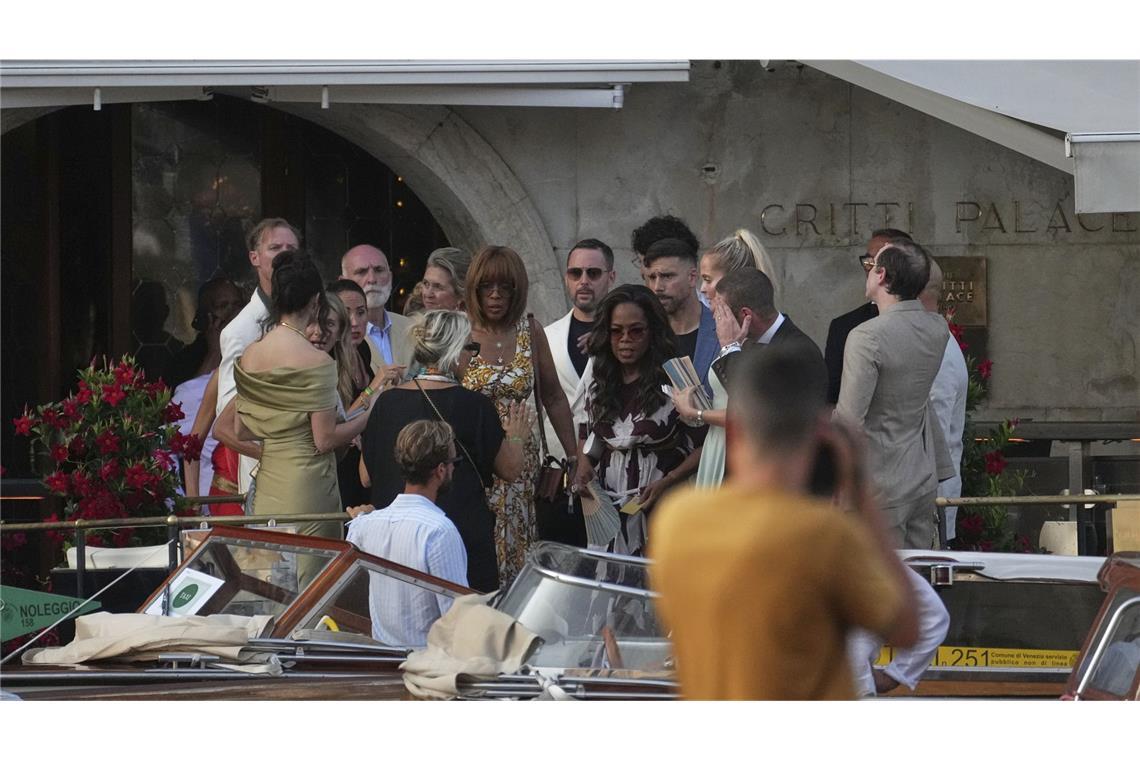 Party, Party, Party: Bezos und Sánchez feiern weiter Oprah Winfrey (Mitte, rechts) und Gayle King (Mitte, links) verlassen ein Hotel auf dem Weg zum Hochzeitsempfang von Jeff Bezos und Lauren Sanchez.