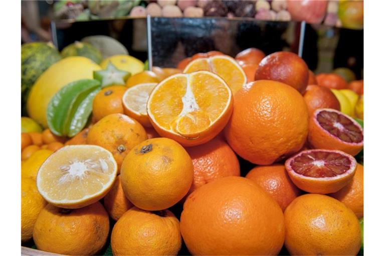 Orangen liegen mit anderen Zitrusfrüchten auf der Messe „Grüne Woche“ in Berlin. Südafrika gilt weltweit als einer der größten Orangen-Exporteure. Foto: Felix Zahn