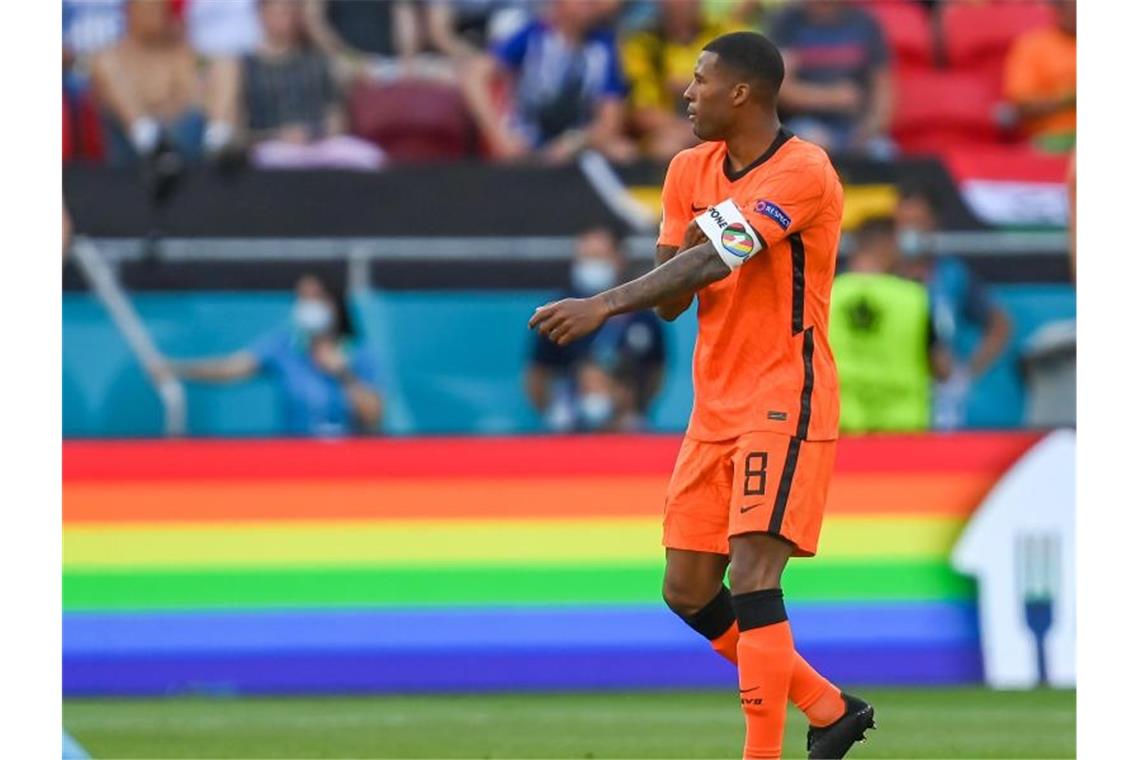 Oranje-Kapitän Georginio Wijnaldum rückt sich seine regenbogenfarbene Binde zurecht. Foto: Robert Michael/dpa-Zentralbild/dpa