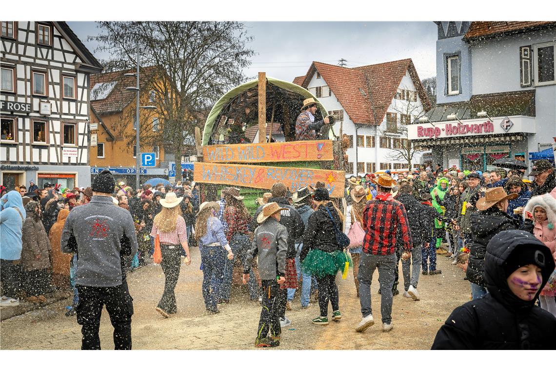 Ordentlich Sägemehl wirbelt die Landjugend durch die Luft.