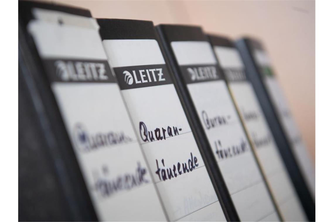 Ministerium: Quarantäneverweigerer auf Hohenasperg denkbar Ordner mit der Aufschrift „Quarantäneende“ in einem Regal. Foto: Marijan Murat/dpa/Symbolbild