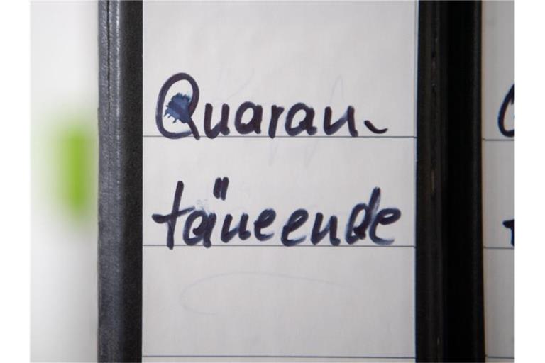 Ordner mit der Aufschrift „Quarantäneende“ stehen in einem Gesundheitsamt. Foto: Marijan Murat/dpa