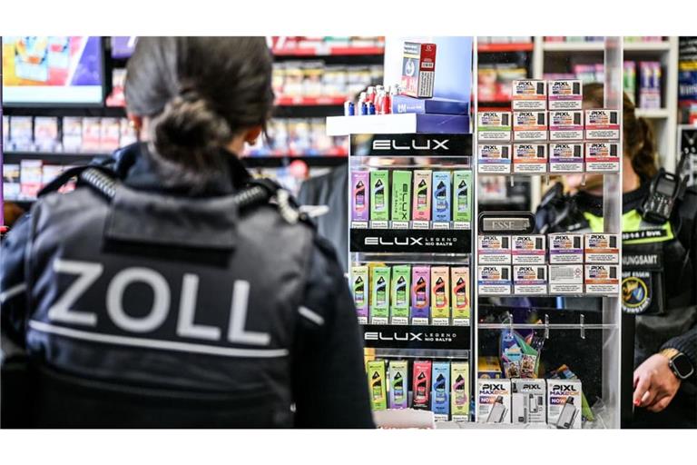 Ordnungsamt und Zoll durchsuchen am 14. Oktober 2026 bei einer Razzia verschiedene Kioske im Stadtgebiet von Essen in NRW.