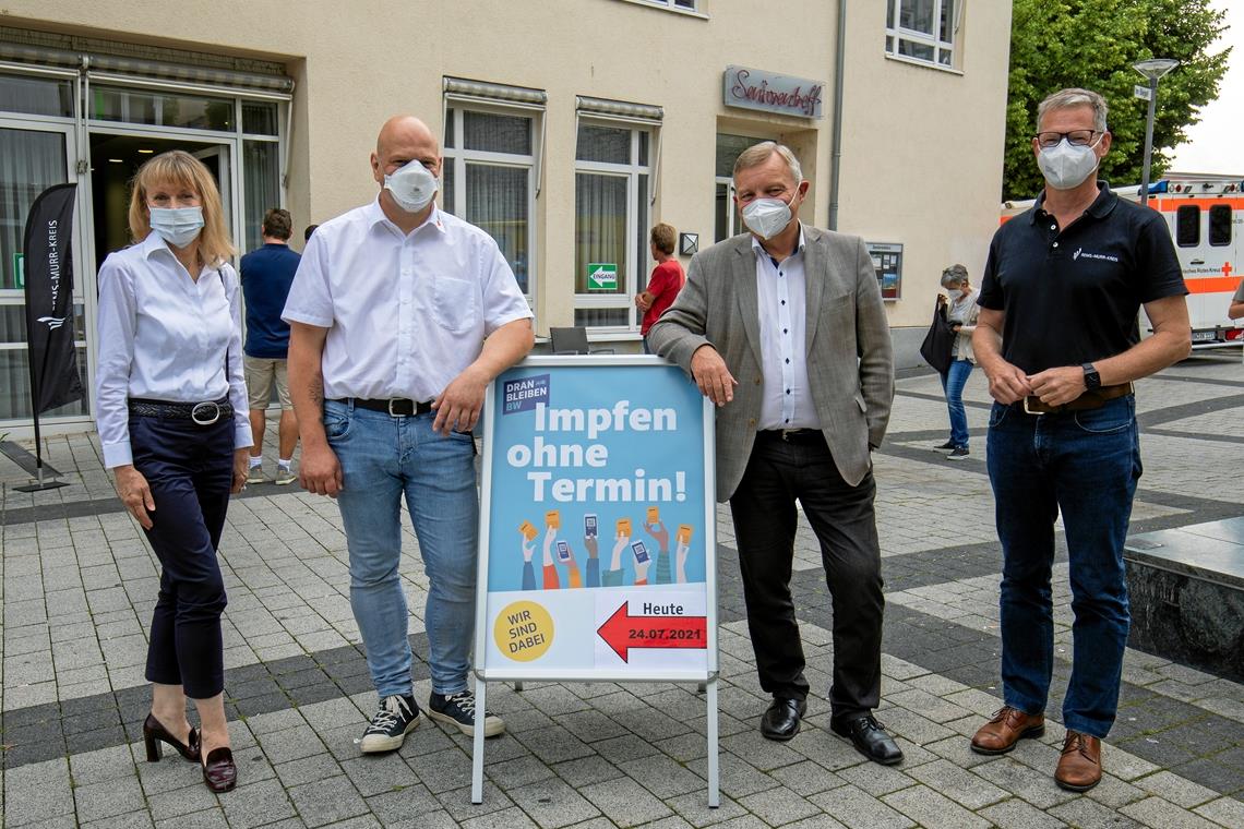 92 Personen haben sich ohne Termin impfen lassen Ordnungsamtsleiterin Gisela Blumer (von links nach rechts), Jörg Behrens (medizinischer Leiter des Kreisimpfzentrums), Erster Bürgermeister Siegfried Janocha und Gerd Holzwarth (Leiter des Kreisimpfzentrums) waren bei der Aktion anwesend. Foto: A. Becher
