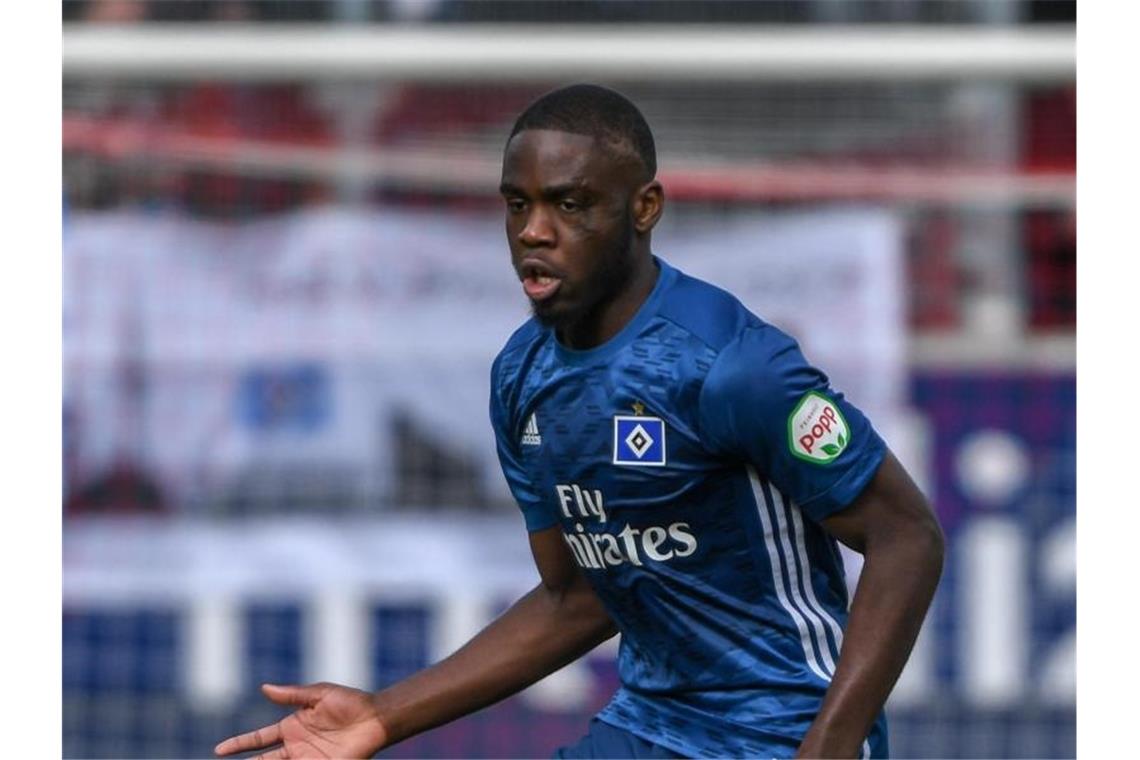 Neuzugang Kalajdzic und Mangala trainieren mit dem VfB Orel Mangala am Ball. Foto: Armin Weigel/Archivbild
