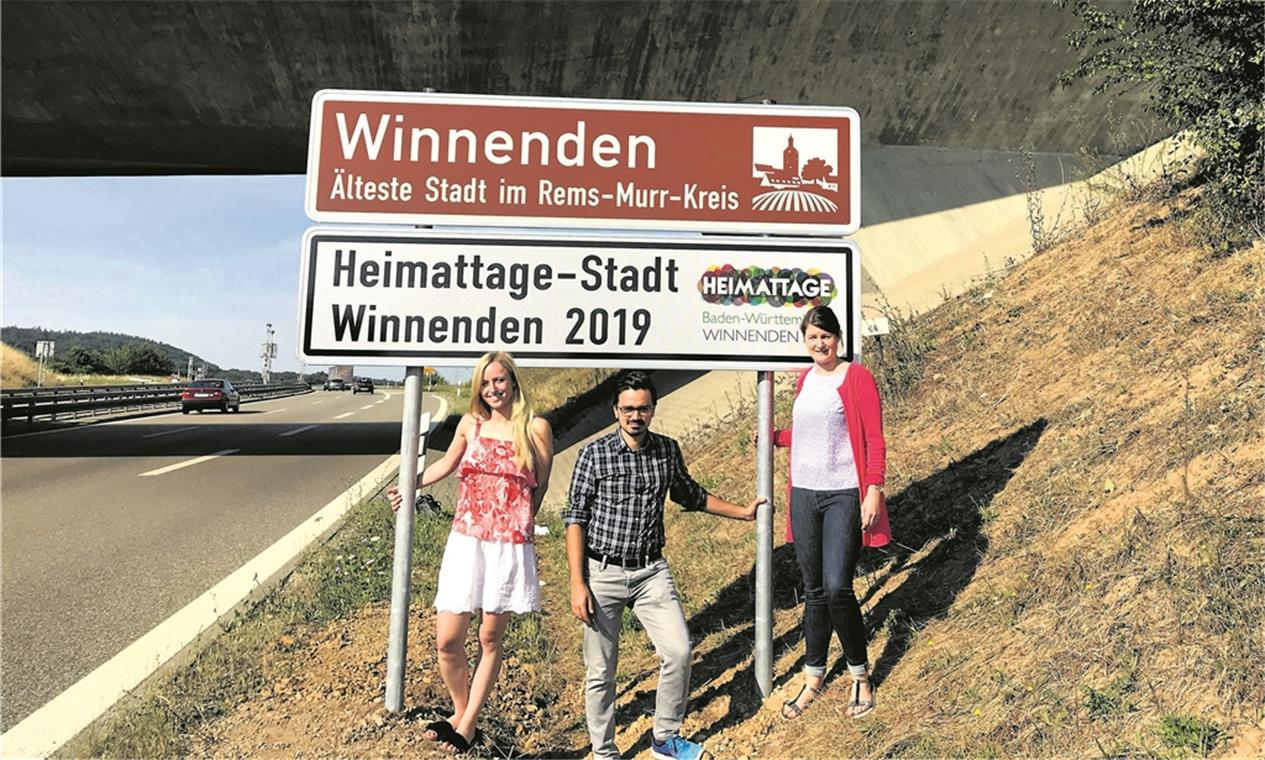 Nächste Ausfahrt: Landesfest Organisatoren der Heimattage beim neuen touristischen Hinweisschild an der B14. Von links: Alisa Bisceglie, Jonathan Tropea und Tanja Trefz. Foto: Stadt Winnenden