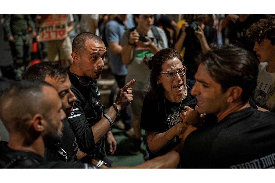 Organisatoren der Proteste in Israel werfen Ministerpräsident Netanjahu vor, den Krieg aus politischen Gründen zu verlängern.