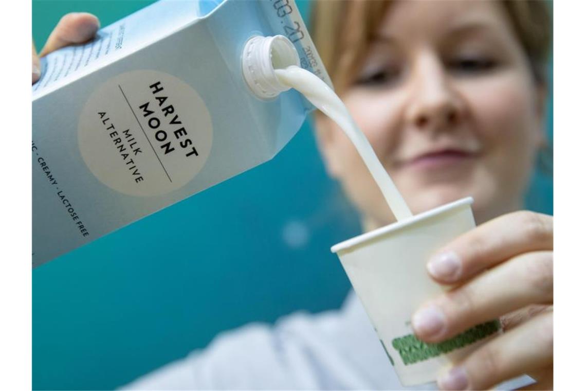 Organische pflanzenbasierte Milch, eine Alternative zu herkömmlicher Kuhmilch, auf der Messe Biofach 2020. Foto: Daniel Karmann/dpa