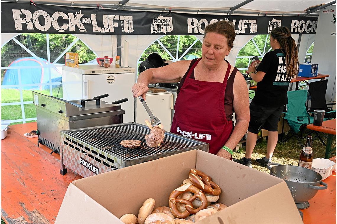 Orgateam-Mitglied Christine Pommerer steht am Grill.