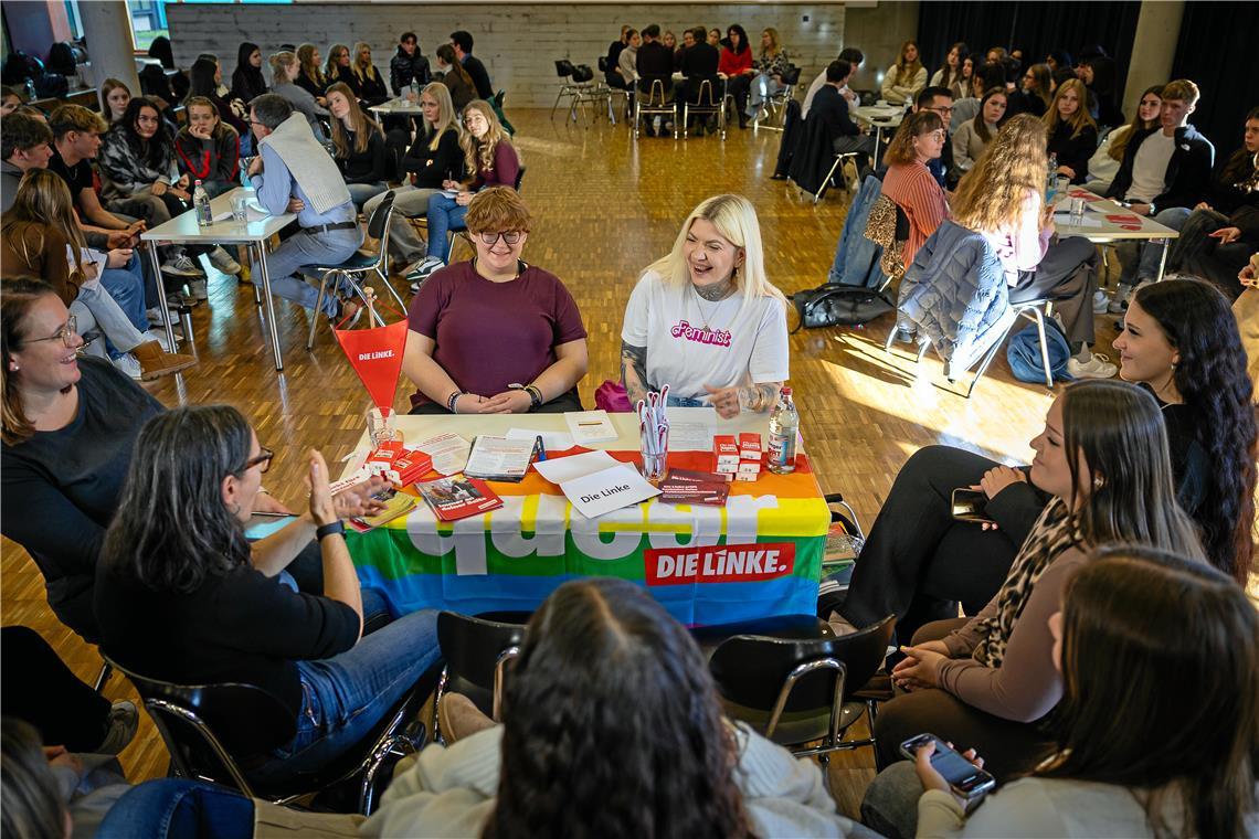 Oriana Bonnet (links) und Allegra Conrad von der Partei Die Linke diskutieren mit den Schülerinnen. Foto: Alexander Becher