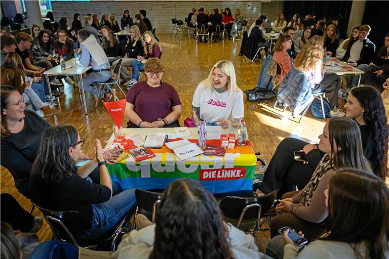 Oriana Bonnet (links) und Allegra Conrad von der Partei Die Linke diskutieren mit den Schülerinnen. Foto: Alexander Becher