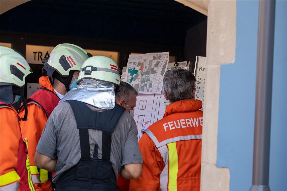 Orientierung anhand von Plänen. Foto: A. Becher