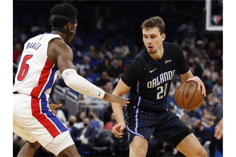 Orlando Magic-Forward Franz Wagner (22) dribbelt an Detroit Pistons Guard Hamidou Diallo (6) vorbei. Foto: Scott Audette/FR1140 AP/dpa