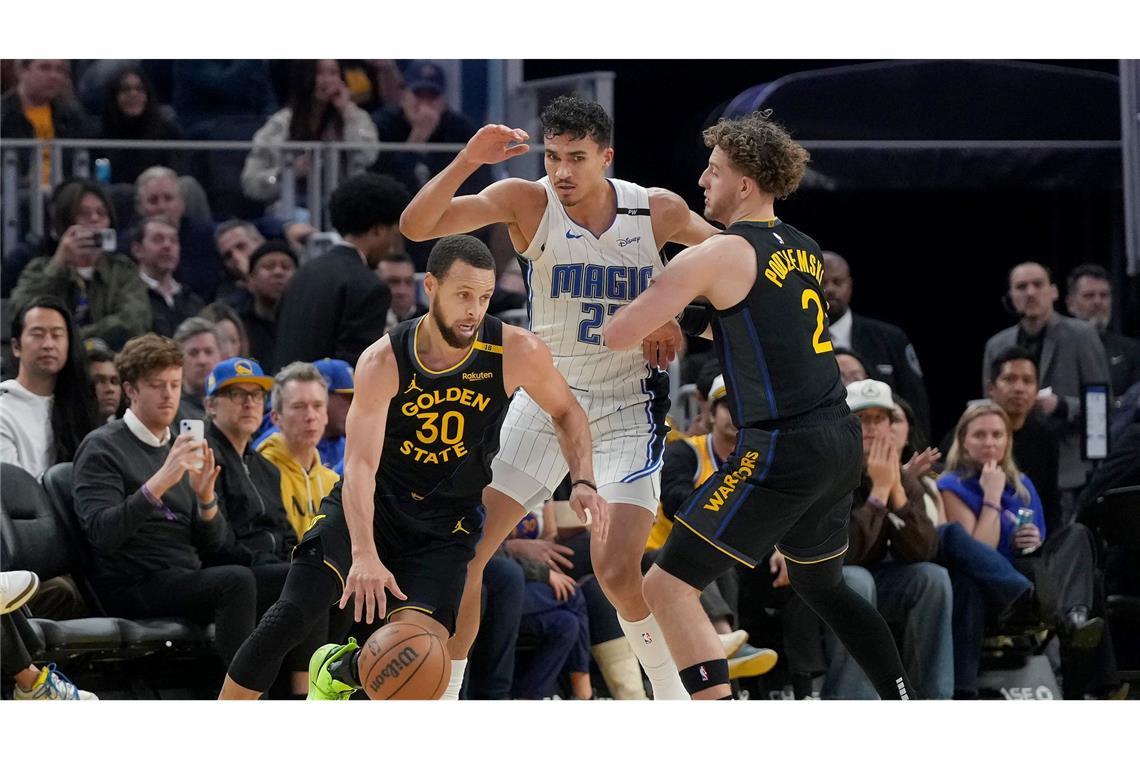 Schröder siegt im Weltmeister-Duell mit Franz Wagner Orlandos Tristan da Silva (Mitte) sammelte gegen All-Star Stephen Curry (l.) zwei Pünktchen.
