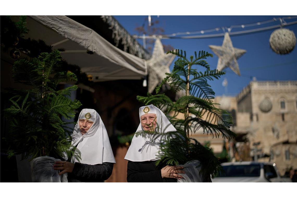 Orthodoxe Christinnen holen Weihnachtsbäume in Jerusalems Altstadt ab