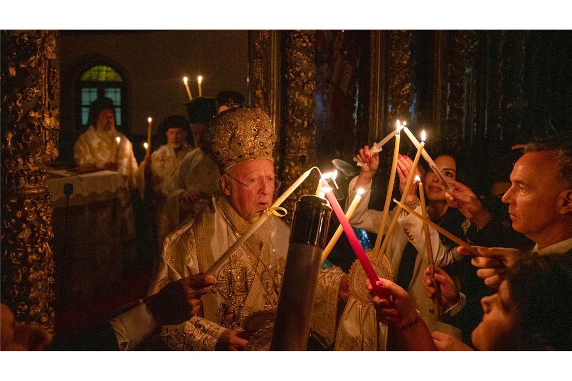 Orthodoxe Ostern in der Türkei: Patriarch Bartholomaios I. von Konstantinopel zündet bei der Ostermesse in Fatih mit anderen Gläubigen Kerzen an.