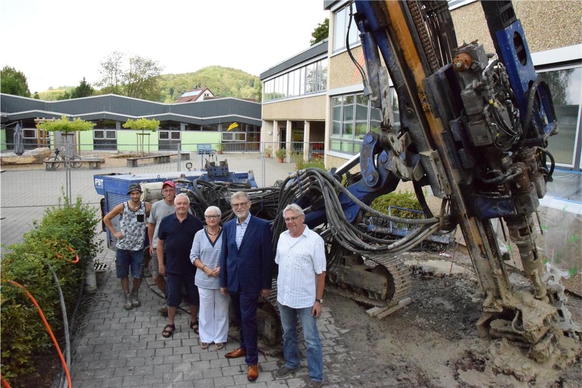 Besondere Baumaschine stabilisiert Schulgebäude in Sulzbach Ortsbauamtsmitarbeiter Martin Hübl (von rechts), Bürgermeister Dieter Zahn, dessen Stellvertreterin Edelgard Löffler, Gemeinderat Ulrich Boitin, Vorarbeiter Tobias Windhager und PST-Mitarbeiter Florian Petersen bei der Baustellenbesichtigung. Foto: Elisabeth Klaper