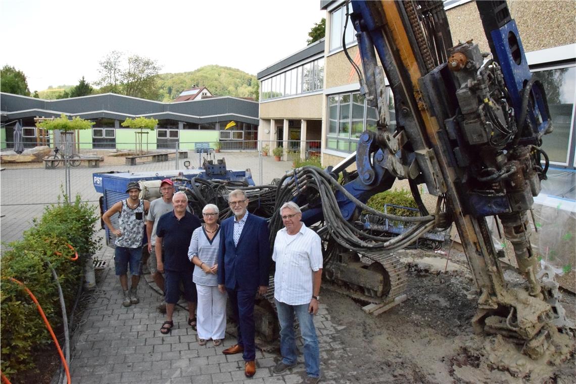 Ortsbauamtsmitarbeiter Martin Hübl (von rechts), Bürgermeister Dieter Zahn, dessen Stellvertreterin Edelgard Löffler, Gemeinderat Ulrich Boitin, Vorarbeiter Tobias Windhager und PST-Mitarbeiter Florian Petersen bei der Baustellenbesichtigung. Foto: Elisabeth Klaper