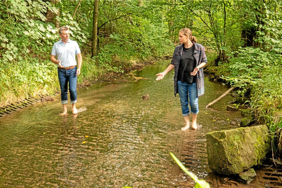 Ortsbegehung in der Weißach beim Aichholzhof: Bürgermeister Ian Schölzel mit der Biologin Miriam Pfäffle. Foto: A. Becher