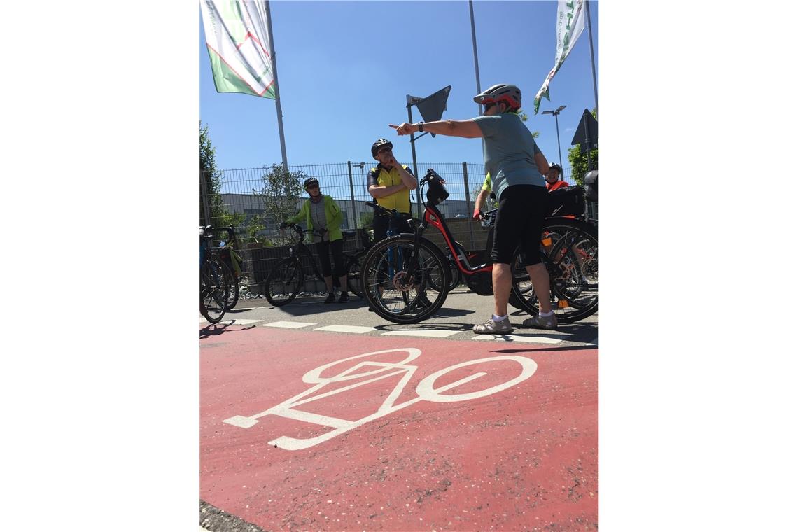 Ratschläge von den Radfahrern Ortsbesichtigung in der Maubacher Straße: Baudezernent Stefan Setzer (Mitte) berichtet über Pläne, dort Backnangs erste Fahrradstraße einzurichten. Fotos: K. Fritz