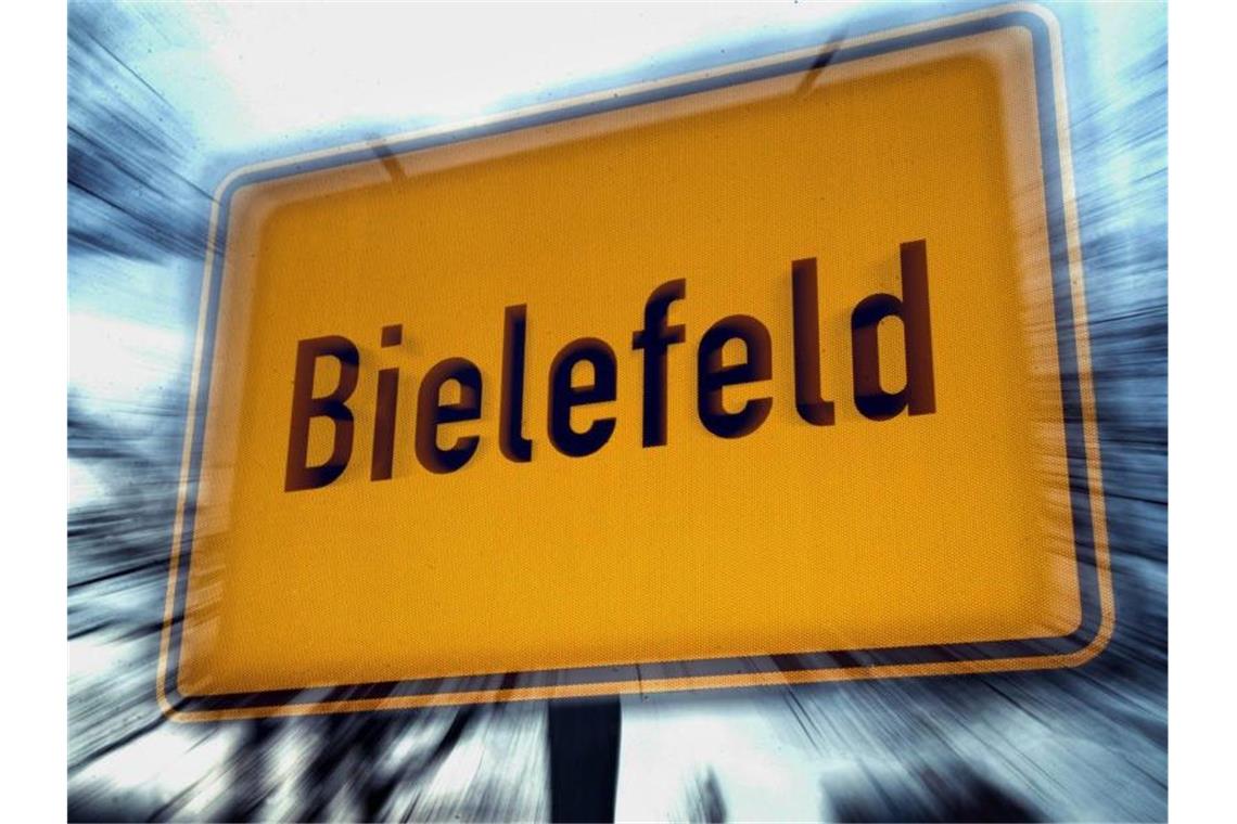 Ortsschild in Bielefeld: Die Stadt ist nach eingehender Prüfung zum dem Schluss gekommen, dass sie allen Gerüchten zum Trotz existiert. Foto: Oliver Krato