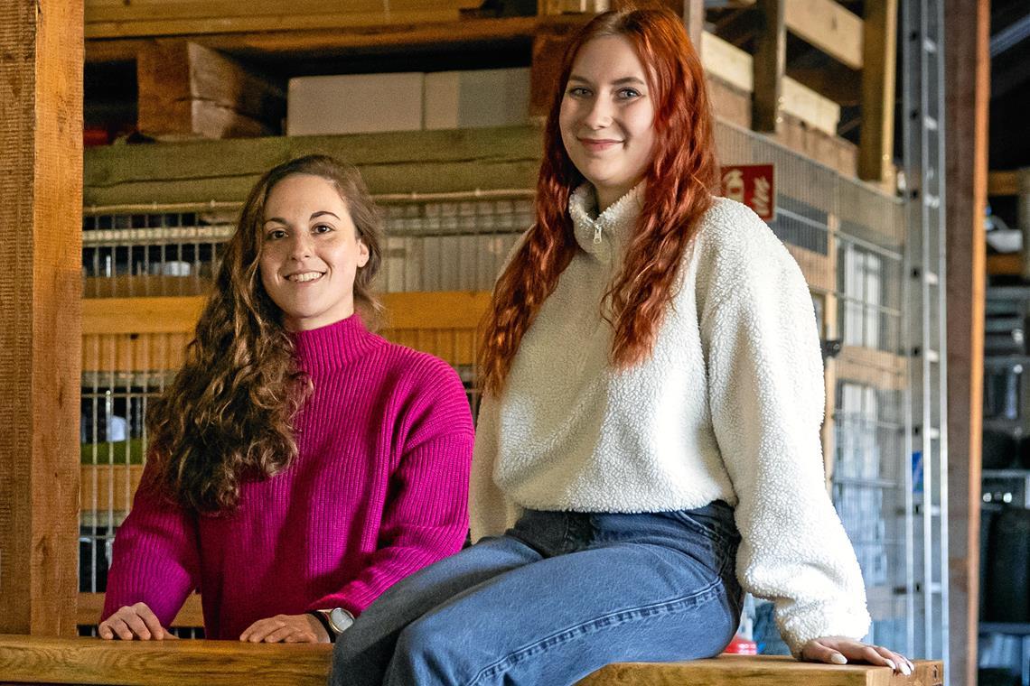 Ortstermin im städtischen Bauhof: Eventmanagerin Milena Maier (links) leitet das Organisationsteam, zu dem auch die Auszubildende Lilli Büchele gehört. Foto: Alexander Becher