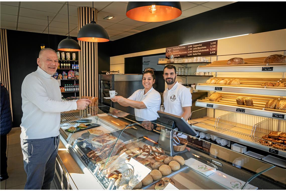 Wieder Brot und Brezeln für die Steinbacher Ortsvorsteher Andreas Rupp (links) schaut gerne bei Hilal Sertcanli und ihrem Ehemann Eftal auf einen Kaffee vorbei. Foto: Alexander Becher