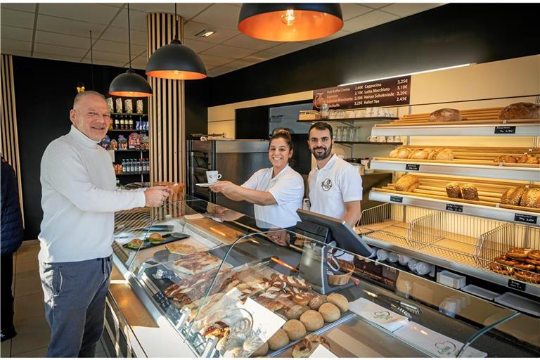 Ortsvorsteher Andreas Rupp (links) schaut gerne bei Hilal Sertcanli und ihrem Ehemann Eftal auf einen Kaffee vorbei. Foto: Alexander Becher
