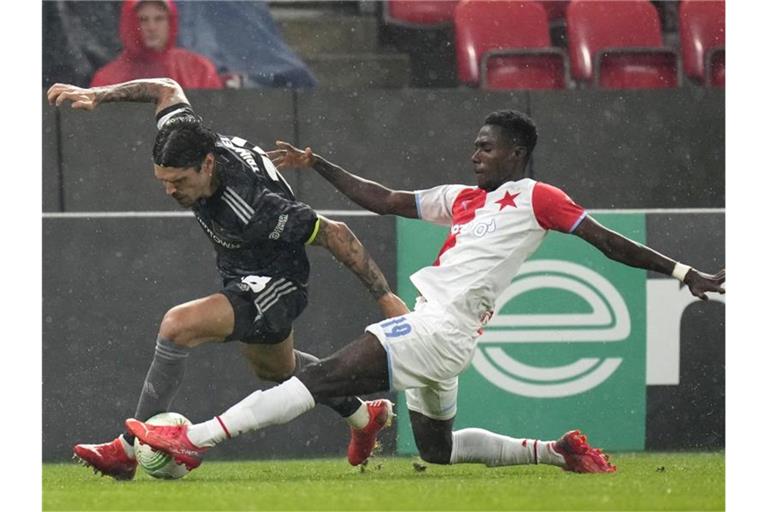 Oscar Dorley (r) von Slavia Prag im Duell um den Ballbesitz gegen Christopher Trimmel vom 1. FC Union Berlin. Foto: Petr David Josek/AP/dpa