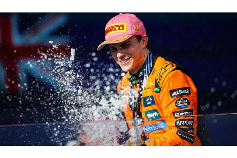 Oscar Piastri feiert mit Champagner  seinen Sieg zuletzt  in Miami.