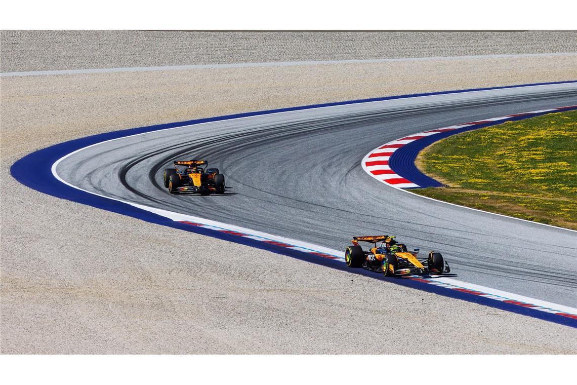 Verstappen schreibt Titel ab - "Rückstand fast unaufholbar" Oscar Piastri (hinten) hat Max Verstappen in der WM distanziert.