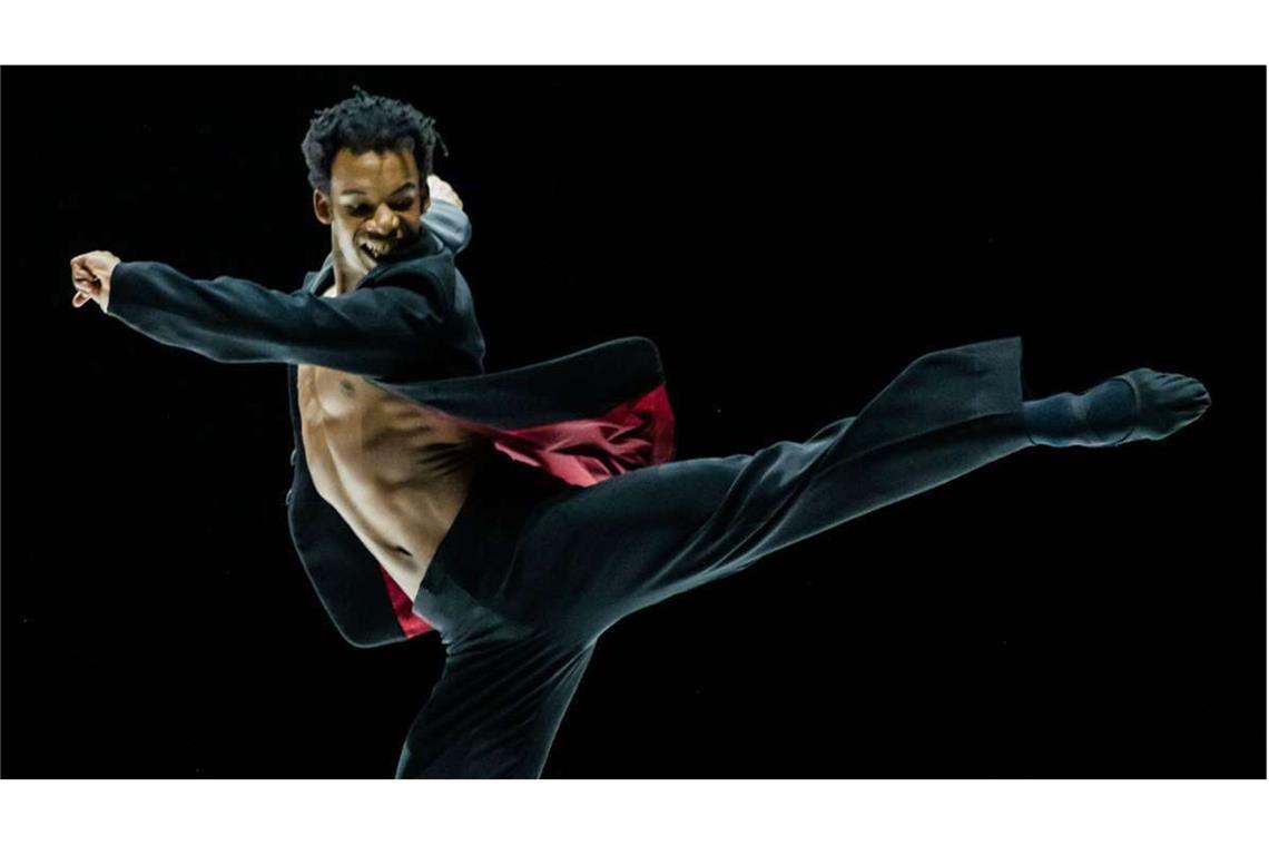 Osiel Gouneo bringt sein Buch „Black Romeo“ zum Tanzen Osiel Gouneo in „Schmetterling“, einem Ballett von Paul Lightfoot und Sol León