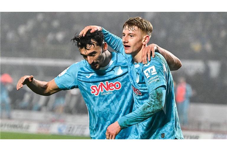 Oskar Hencke (re.) bejubelt mit Arian Llugiqi sein erstes Tor für die TSG Hoffenheim II beim 3:1 in Ulm.    


Foto: IMAGO/Nordphoto 