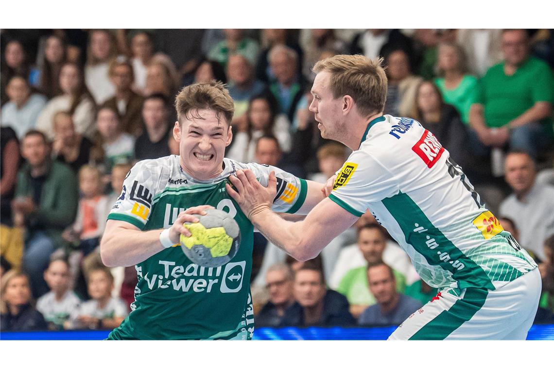 Oskar Neudeck gegen den Ex-Stuttgarter Adam Lönn (re.).