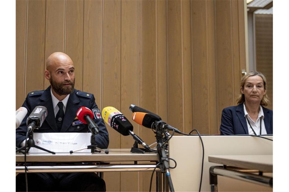 Oskar Vurgun, Polizei Brandenburg, und Norma Schürman, Landeskriminalamt (LKA) Berlin, nehmen an einer Pressekonferenz in der Berliner Staatsanwaltschaft zu der Festnahme eines mutmaßlichen Serienvergewaltigers teil. Foto: Fabian Sommer/dpa