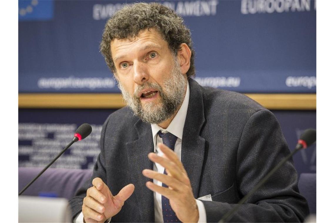 Osman Kavala, Vorsitzender des Kulturinstituts Anadolu Kültür, spricht im Dezember 2014 auf einer Pressekonferenz im EU-Parlament. Foto: Wiktor Dabkowski/dpa