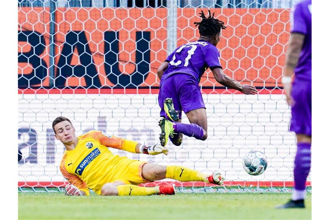 „Glücklicher Sieger“: Osnabrück gewinnt in Sandhausen Osnabrücks Felix Agu (r.) scheitert an Sandhausens Torwart Martin Fraisl. Foto: Uwe Anspach
