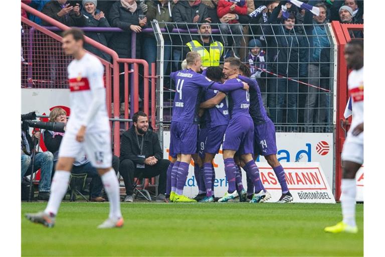 Osnabrücks Spieler bejubeln das Tor zum 1:0. Foto: Guido Kirchner/dpa
