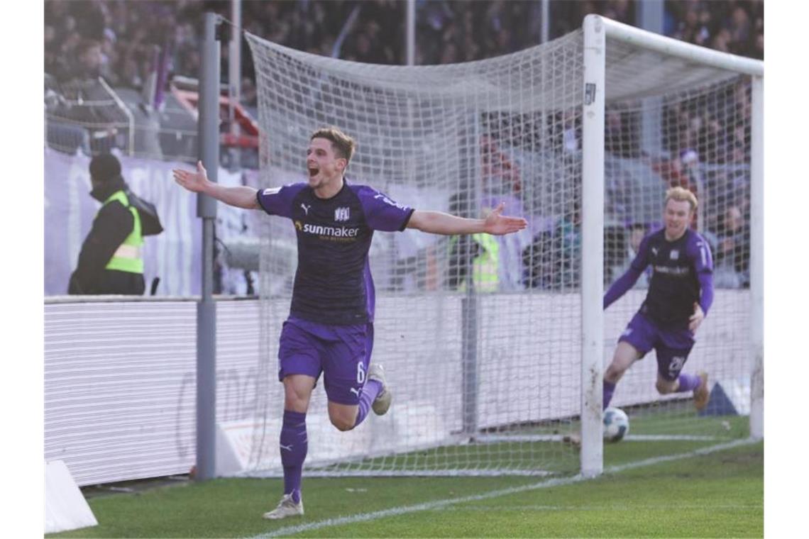 Osnabrücks Torschütze Moritz Heyer (l) feiert seinen Treffer zum 1:0 gegen Dresen mit Kevin Friesenbichler. Foto: Friso Gentsch